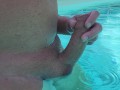 Je me branle dans la piscine 2