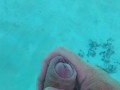 Je me branle dans la piscine 3