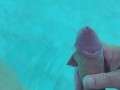 Je me branle dans la piscine 3