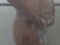 Putinha Tomando Banho