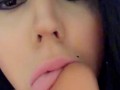 Beurette qui suce le gode 