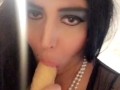 Beurette qui suce le gode 