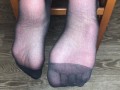 Девушка в черных вкусных носочках показывает стопы и ноги