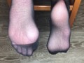 Девушка в черных вкусных носочках показывает стопы и ноги