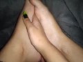  mostrando seus PÉS sensuais, fazendo com MASSAGEM nos PÉS GOZADOS