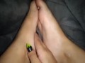  mostrando seus PÉS sensuais, fazendo com MASSAGEM nos PÉS GOZADOS