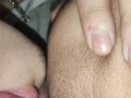 Vrai amateur Il lèche ma chatte toute rasée et joue avec mon gros clitoris!