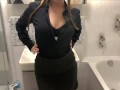 Geschäftsfrau kommt nach Arbeit nach Haus, zieht sich aus und duscht sexy