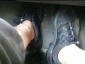 Füße in FSH und Sportschuhen ** Auto Spaß **