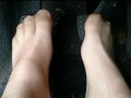 Füße in FSH und Sportschuhen ** Auto Spaß **