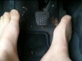 Füße in FSH und Sportschuhen ** Auto Spaß **
