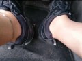 Füße in FSH und Sportschuhen ** Auto Spaß **