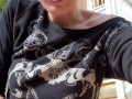 Öffentlich vorm Wohnhaus unterm Röckchen masturbiert und gekommen