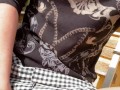 Öffentlich vorm Wohnhaus unterm Röckchen masturbiert und gekommen