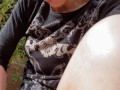 Öffentlich vorm Wohnhaus unterm Röckchen masturbiert und gekommen