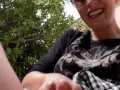 Öffentlich vorm Wohnhaus unterm Röckchen masturbiert und gekommen