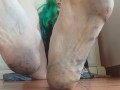 ha i piedi stanchi e sporchi
