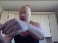 Nylonface bläst Dildo mit Sperma Kondom