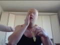 Nylonface bläst Dildo mit Sperma Kondom