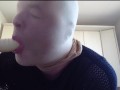 Nylonface bläst Dildo mit Sperma Kondom