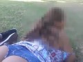 Un chico le mete los dedos a mi mujer en un parque público