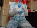 Pantaloni distrutti una grande pisciata ed un dildo blu mostruoso e gigante