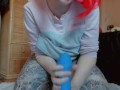 Pantaloni distrutti una grande pisciata ed un dildo blu mostruoso e gigante