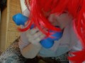 Pantaloni distrutti una grande pisciata ed un dildo blu mostruoso e gigante