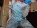 Pantaloni distrutti una grande pisciata ed un dildo blu mostruoso e gigante