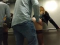 не отказалась от члена в лифте, секс в публично месте!
