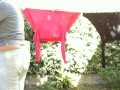 Nicoletta scoreggia in giardino cosa penseranno i vicini?