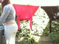 Nicoletta scoreggia in giardino cosa penseranno i vicini?
