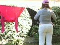 Nicoletta scoreggia in giardino cosa penseranno i vicini?