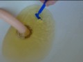 Schamhaare stutzen mit Pisse