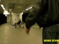 Luder bläst in der U-Bahn-Station und lässt sich zum Fick abschleppen