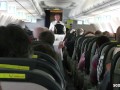 Titten raus im Flugzeug Fick mit Poolboy - Deutsch Mutter im Urlaub