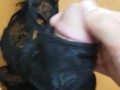 ПАРЕНЬ ДРОЧИТ НА ЖЕНСКИЕ ТРУСИКИ / ВЕРТИКАЛЬНОЕ ВИДЕО