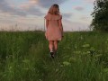 прогулка в воздушном платье за городом .под юбкой. эксгибиционистка