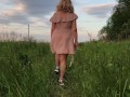 прогулка в воздушном платье за городом .под юбкой. эксгибиционистка
