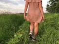 прогулка в воздушном платье за городом .под юбкой. эксгибиционистка
