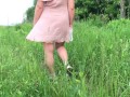прогулка в воздушном платье за городом .под юбкой. эксгибиционистка