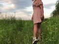 прогулка в воздушном платье за городом .под юбкой. эксгибиционистка