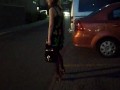 Девушка в мини платье светит своими прелестями в супермаркете.