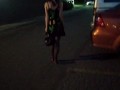 Девушка в мини платье светит своими прелестями в супермаркете.