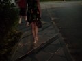 Девушка в мини платье светит своими прелестями в супермаркете.