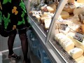 Девушка в мини платье светит своими прелестями в супермаркете.