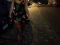 Девушка в мини платье светит своими прелестями в супермаркете.