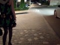 Девушка в мини платье светит своими прелестями в супермаркете.