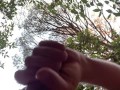 ПАРЕНЬ ГОЛЫЙ ХОДИТ ПО ЛЕСУ И ДРОЧИТ СО СТОНАМИ. КОНЧАЕТ МНОГО СПЕРМЫ