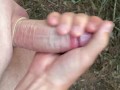 Парень дрочит в лесу и кончает много спермы